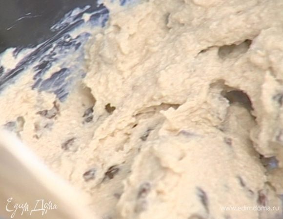 Перемешать творог, изюм, желтки с сахаром и сметану.