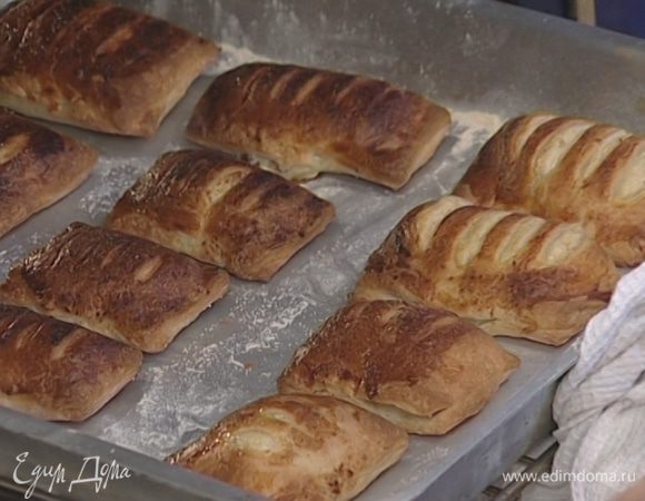Посыпать булочки корицей и оставшимся сахаром, уложить на присыпанный мукой противень и выпекать 25–30 минут в разогретой духовке.