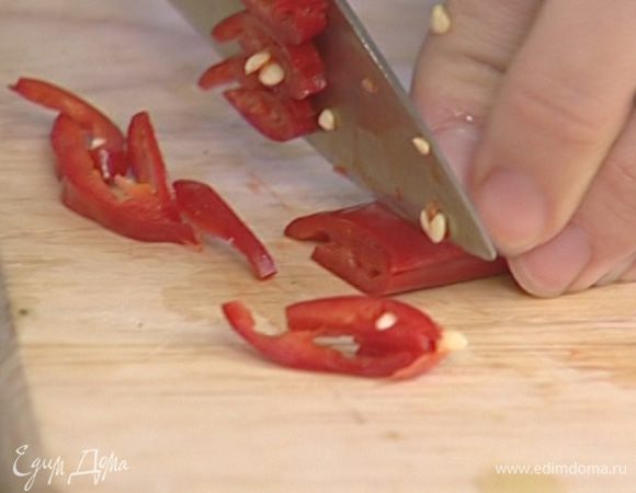 Перец чили, удалив семена, мелко порубить.