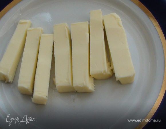 Масло нарезать небольшими прямоугольниками.
Яйца слегка взболтать, подготовить панировочные сухари. Разогреть сковороду, добавить масло.