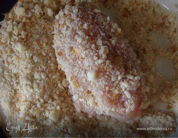 Обвалять в сухарях.