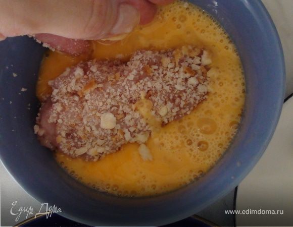 Обмакнуть в яйца.