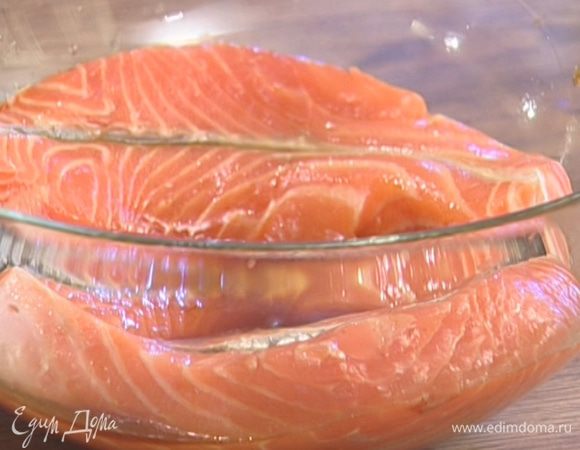 Семгу уложить в глубокую посуду, полить соусом терияки, добавить чили и оставить мариноваться минут на 20.