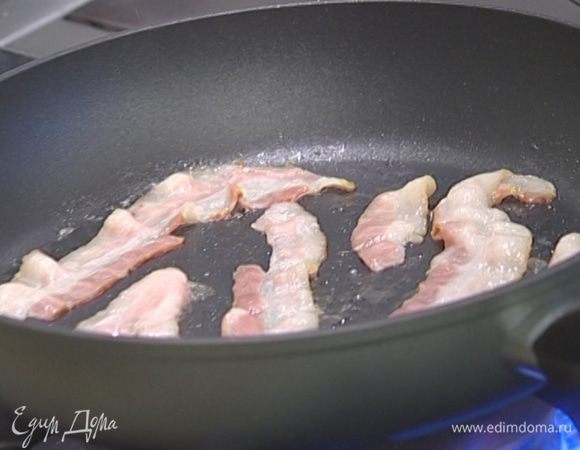 Бекон обжарить на сухой сковороде до золотистого цвета.