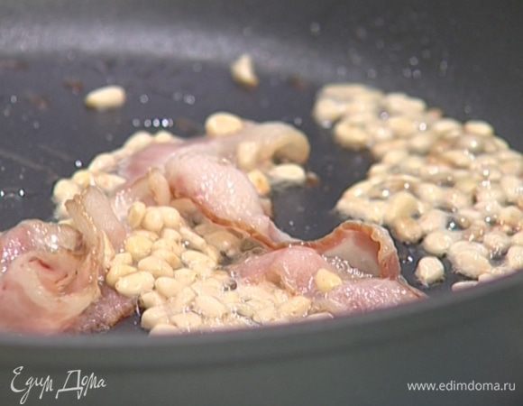 Добавить к бекону орехи, перемешать.