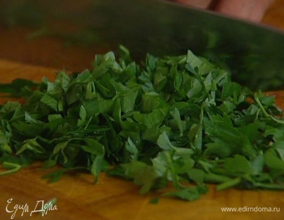 Петрушку и кинзу мелко порубить.