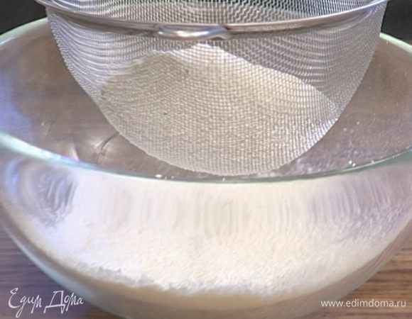 Приготовить тесто: муку просеять через сито два раза; просеивая второй раз, добавить по щепотке соли и сахара.
