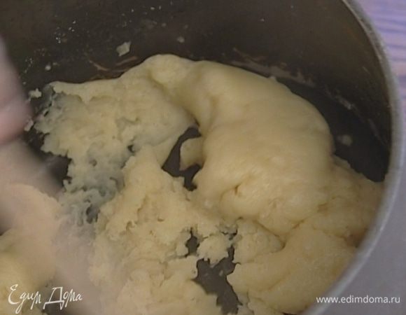 Растопить 85 г сливочного масла в 180 мл горячей воды, всыпать просеянную муку и вымешать до однородного состояния.