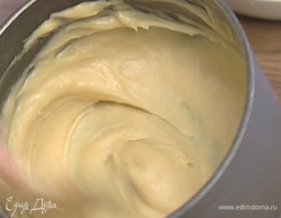 Яйца слегка взбить и ввести небольшими порциями к муке с маслом, непрерывно вымешивая, пока тесто не станет гладким и блестящим.