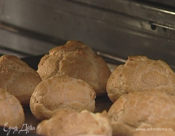 Выпекать эклеры 15 минут в разогретой духовке, затем убавить температуру до 150°С и выпекать еще 10 минут.