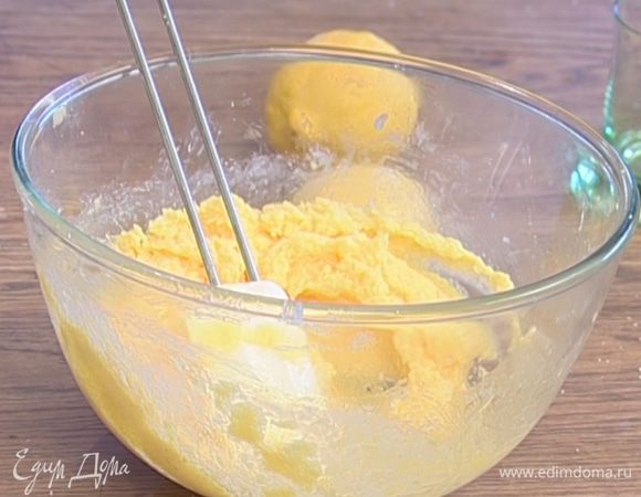 Приготовить крем: растереть 175 г сливочного масла комнатной температуры со 125 г сахара, по одному ввести 5 желтков, добавить цедру и сок лимонов, вымешать.