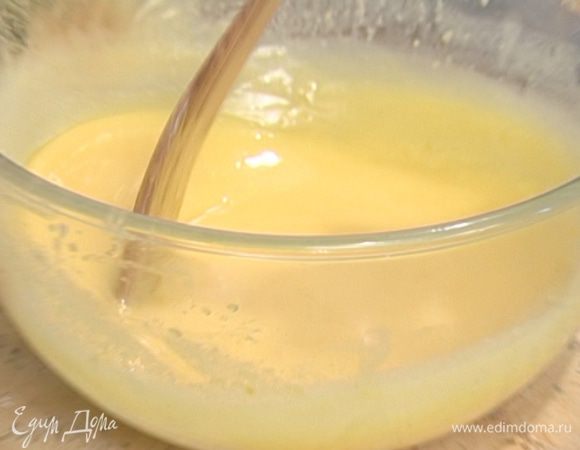 Прогревать крем на водяной бане, непрерывно перемешивая его, чтобы желтки не свернулись. Когда крем загустеет, протереть его через сито.