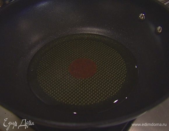 Разогреть в сковороде вок кунжутное масло и слегка обжарить лук.