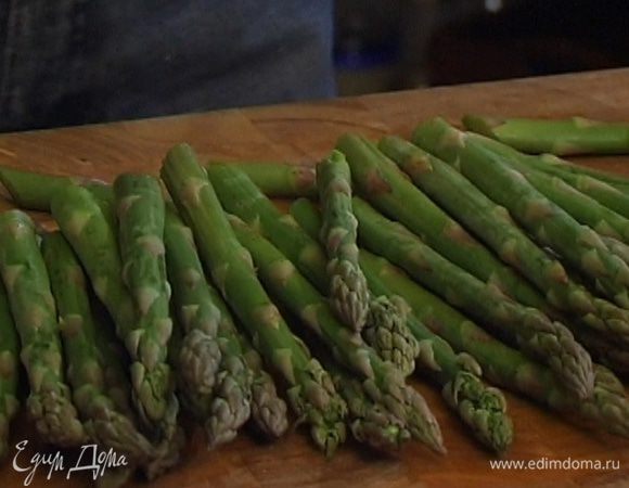 Спаржу отправить в соус и готовить 3–4 минуты, чтобы она стала нежной, оставаясь при этом упругой.