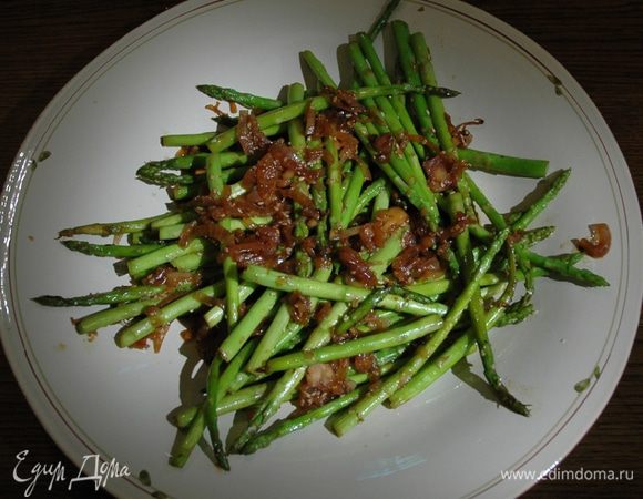 В последний момент всыпать кунжутное семя, перемешать и снять с огня. Подавать теплым.