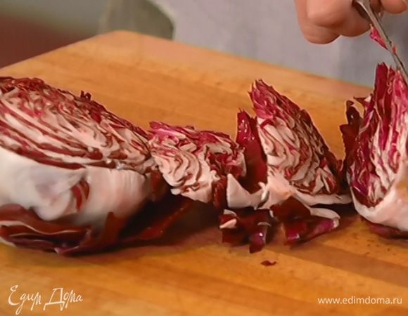 Радиккио крупно нашинковать.