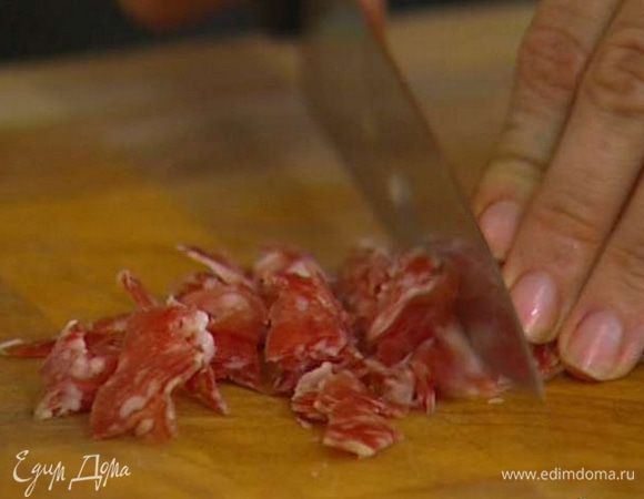 Салями тонко нарезать.
