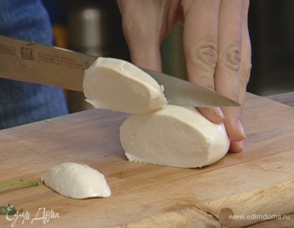 Моцареллу порезать кружками.
