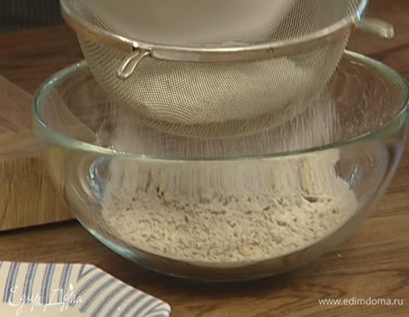 Муку просеять, перемешать с миндалем и щепоткой соли.