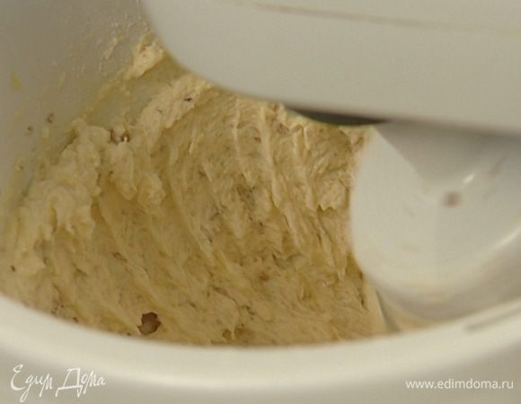 Не переставая взбивать, ввести по одному яйца, добавить сок и цедру лимона.