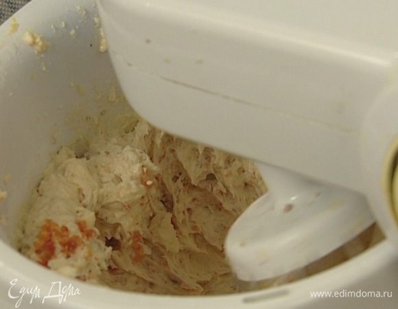 Частями ввести муку с миндалем, затем добавить курагу и все тщательно перемешать.