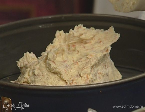 Смазать разъемную форму оставшимся сливочным маслом, выложить в нее тесто, равномерно распределив его, и выпекать в разогретой духовке 25–30 минут до готовности, затем остудить.