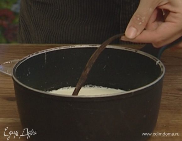 Молоко влить в кастрюлю, добавить раскрытый стручок и семена ванили, довести молоко до кипения. Процедить через сито, чтобы избавиться от пенок и ванильного стручка.