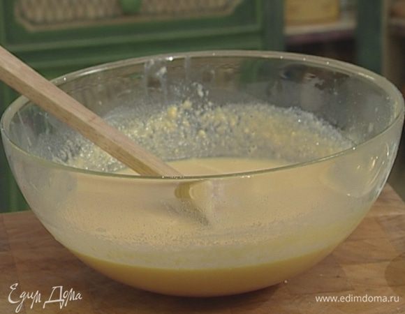 Перелить все в небольшую кастрюлю и на медленном огне, постоянно помешивая, довести крем до густого, плотного состояния. Снять с огня, остудить и поставить на 30 минут в холодильник.