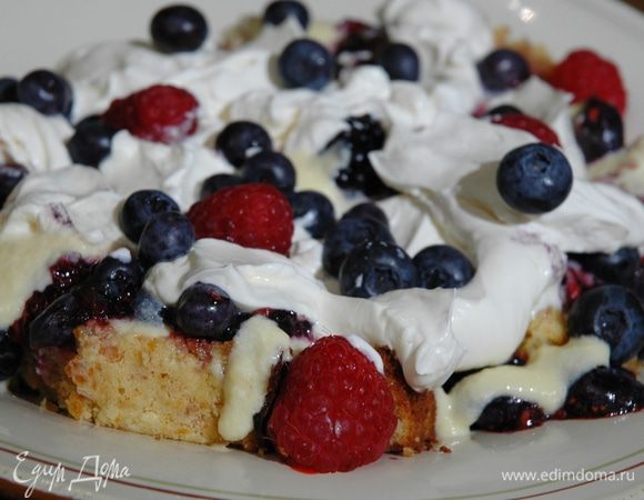 Нарезать испеченный бисквит небольшими кусочками, выложить на блюдо.
Сбрызнуть вином, сверху выложить крем, мятые ягоды, взбитые сливки, украсть целыми ягодами.


