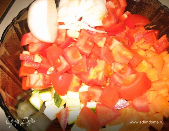 Помидоры нарезать крупными кубиками, также крупно нарезать морковь, болгарский перец, цукини, лук, сельдерей и филе индейки (за неимением индейки я использовала куриную грудку).
