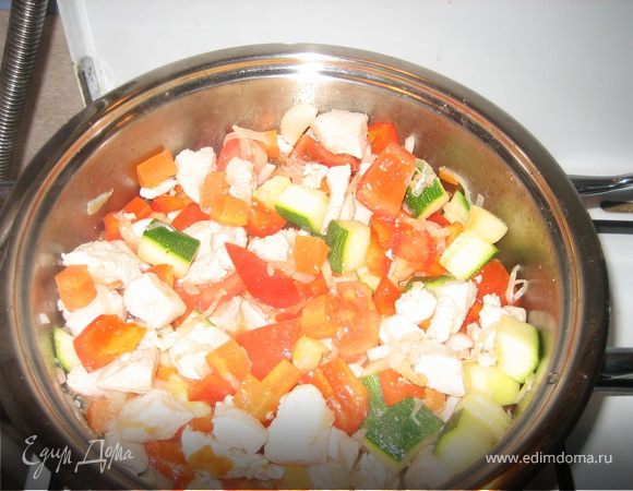 Разогреть прямо в кастрюле оливковое масло, обжарить на нем индейку с луком, затем овощи с чесноком до состояния средней мягкости. Добавить томатное пюре (сделать в блендере или натереть на мелкой терке помидор без кожицы).