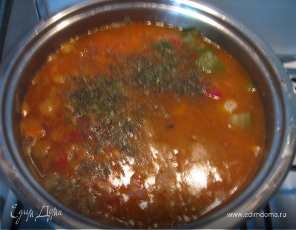 Залить овощи с индейкой бульоном (для простоты я использовала овощной бульон), довести до кипения, добавить майоран, тимьян, орегано, варить 5-10 минут.