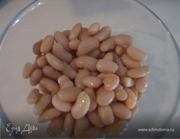 Добавить фасоль, посолить поперчить супчик, довести до кипения, выключить.