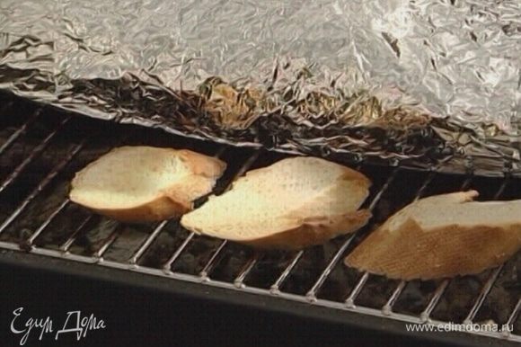 Хлеб нарезать, обжарить с обеих сторон на гриле, натереть чесноком.