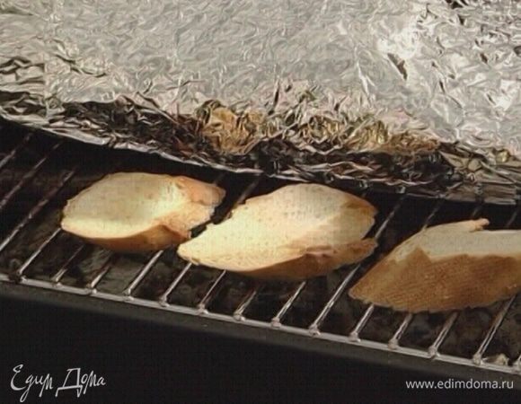 Хлеб нарезать, обжарить с обеих сторон на гриле, натереть чесноком.