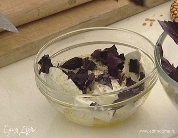 Моцареллу нарезать кружками, посолить, поперчить, посыпать листьями базилика, полить оливковым маслом и оставить мариноваться на несколько минут.