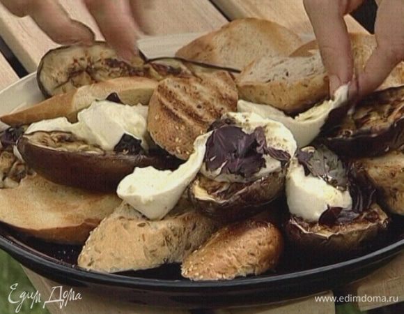 На большое блюдо выложить баклажаны, сверху уложить кусочки моцареллы в оливковом масле, переложить все хлебными тостами, сбрызнуть лимонным соком и, если понадобится, оливковым маслом, присыпать руколой.