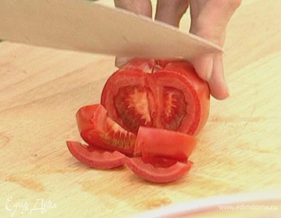 Свежие помидоры нарезать кубиками.