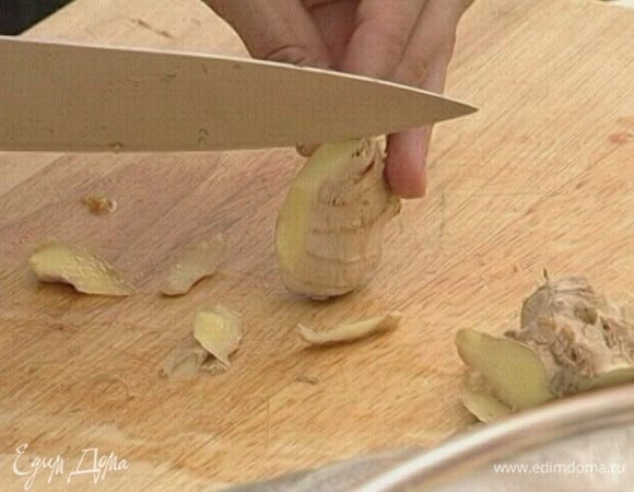 Имбирь почистить и натереть на мелкой терке.