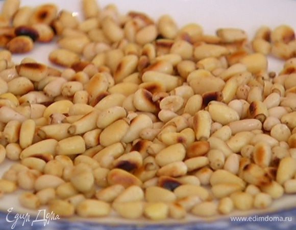 Кедровые орехи поджарить на сухой сковороде.
