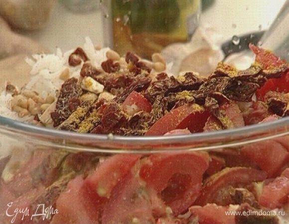 Приготовить начинку: готовый рис соединить со свежими и сухими помидорами, кедровыми орехами, миндалем, имбирем и чесноком, добавить по щепотке карри, соли и перца, все перемешать.