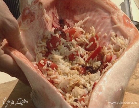 Семгу нафаршировать начинкой, сверху вложить тархун таким образом, чтобы он удерживал начинку.