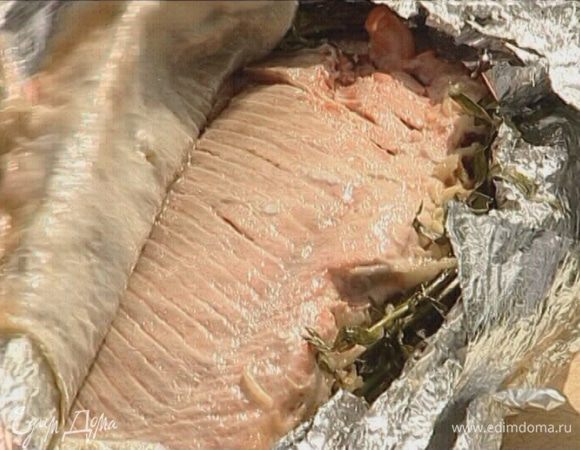 Сделать из фольги большой карман, завернуть рыбу и запекать на гриле по 20–30 минут на каждой стороне в зависимости от жара гриля.