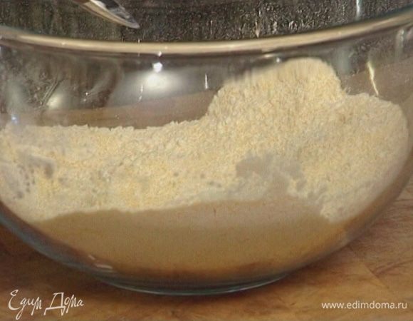 Муку смешать с кукурузной крупой, сахаром и миндалем.