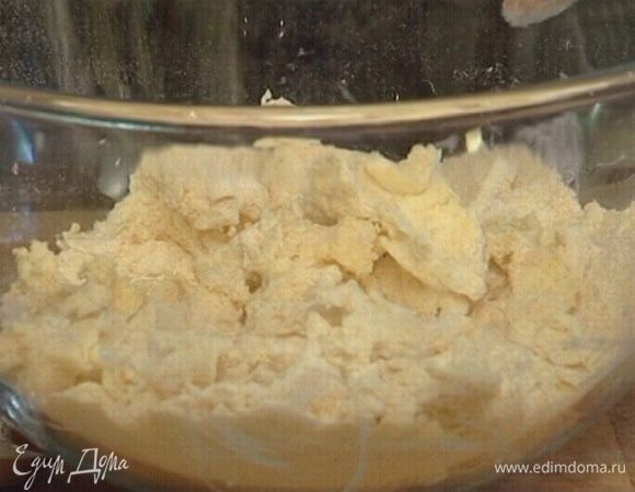 Натереть 150 г предварительно охлажденного сливочного масла на крупной терке, смешать с сухими ингредиентами (должна получиться консистенция панировочных сухарей).