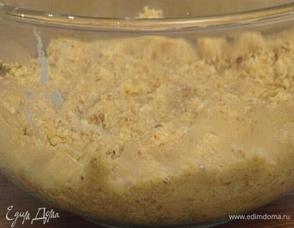 Яичный желток слегка взбить вилкой и половину добавить к тесту вместе с  ванильным экстрактом.