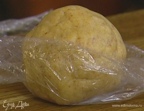 Сформировать из теста шар (если тесто крошится, добавить еще пару чайных ложек взбитого желтка).