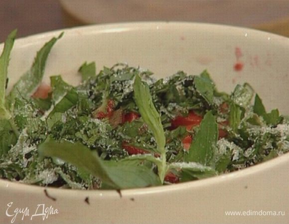 Клубнику крупно нарезать, посыпать сахарной пудрой и мятой. Оставить на 10–15 минут, чтобы ягоды дали сок.
Подавать, выкладывая на кусочек печенья немного клубники с соусом.


