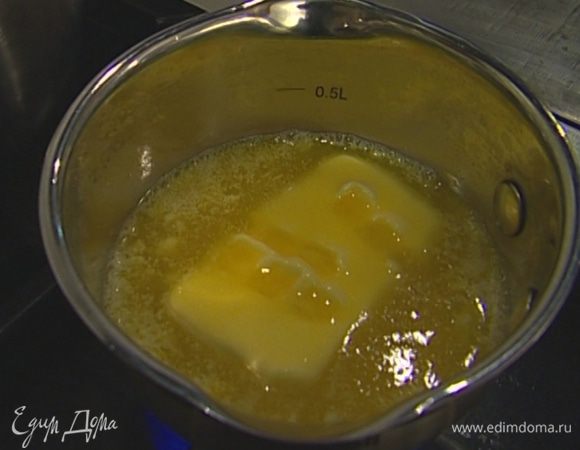Растопить в небольшой кастрюле 150 г сливочного масла.