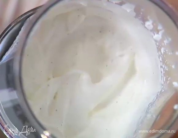 Белки взбить со щепоткой соли и сахарной пудрой.